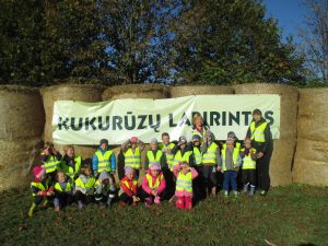 Read more about the article Išvyka į kukurūzų labirintą su siurprizu