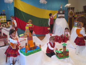 Read more about the article Kūrybinių darbų paroda “Statome pilį”