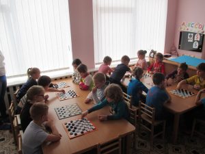 Read more about the article Priešmokyklinukų šaškių turnyras