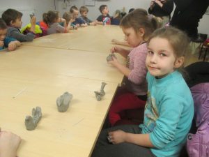 Read more about the article „Nykštukų“ grupės vaikai mokėsi prakalbinti molį