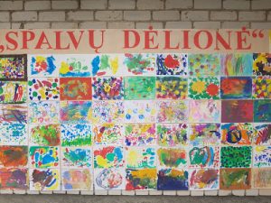 Read more about the article Piešinių paroda „Spalvų dėlionė“