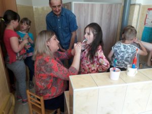 Read more about the article Tinkama burnos higiena – sveiki dantukai