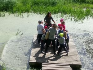 Read more about the article Linksmos dienos stovykloje  ,,Vaikystės takeliu – stovyklauti skubu”