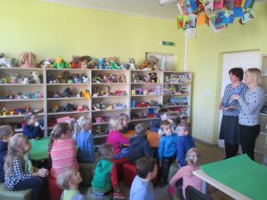 Read more about the article Išvyka į biblioteką „Mes skaitome draugams“