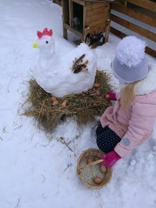 Read more about the article Kūrybiniai darbai iš sniego darželio kieme
