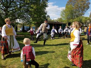 Read more about the article Kartu su „Dainoriais“ mokėmės lietuvių liaudies tradicijų ir vertybių