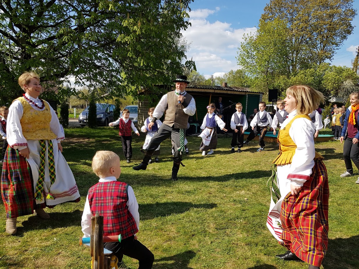 You are currently viewing Kartu su „Dainoriais“ mokėmės lietuvių liaudies tradicijų ir vertybių