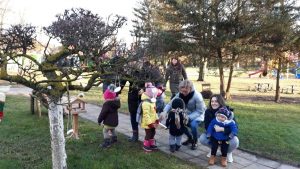 Read more about the article Projektas -“padėkime paukšteliams žiema ,,Keksiukai iš sėklų“