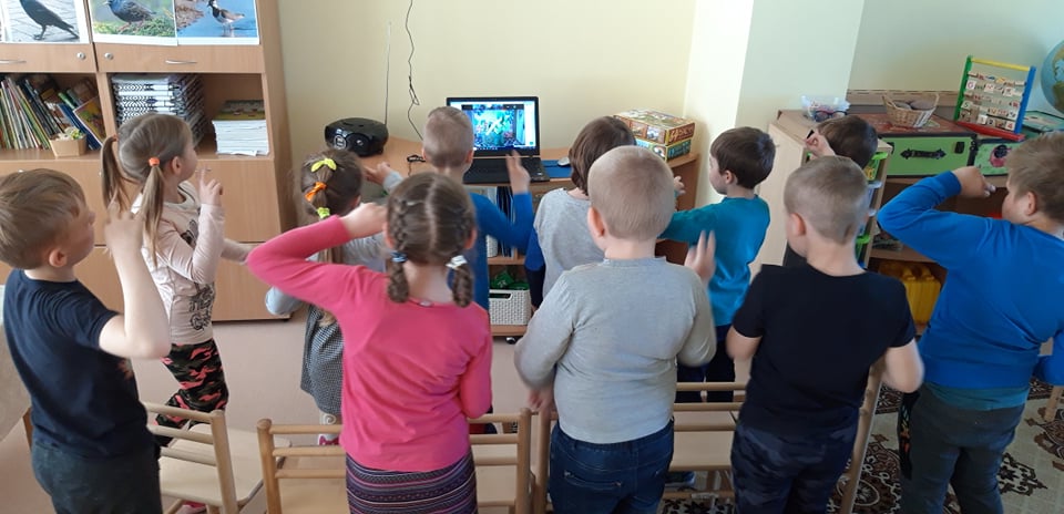 You are currently viewing Virtualus spektaklis ,,Brokoliukas ir Braškytė“ Šeduvos lopšelyje-darželyje