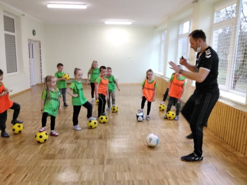 You are currently viewing Mokomės žaisiti “Futboliuką”