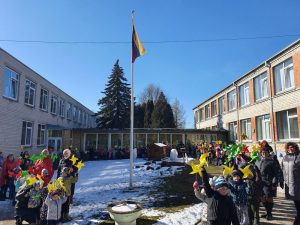 Read more about the article Kovo 11-ąją Lietuvos nepriklausomybės atkūrimo dieną Šeduvos lopšelis-darželis  pasitiko su laisvės vėjo malūnėliais.