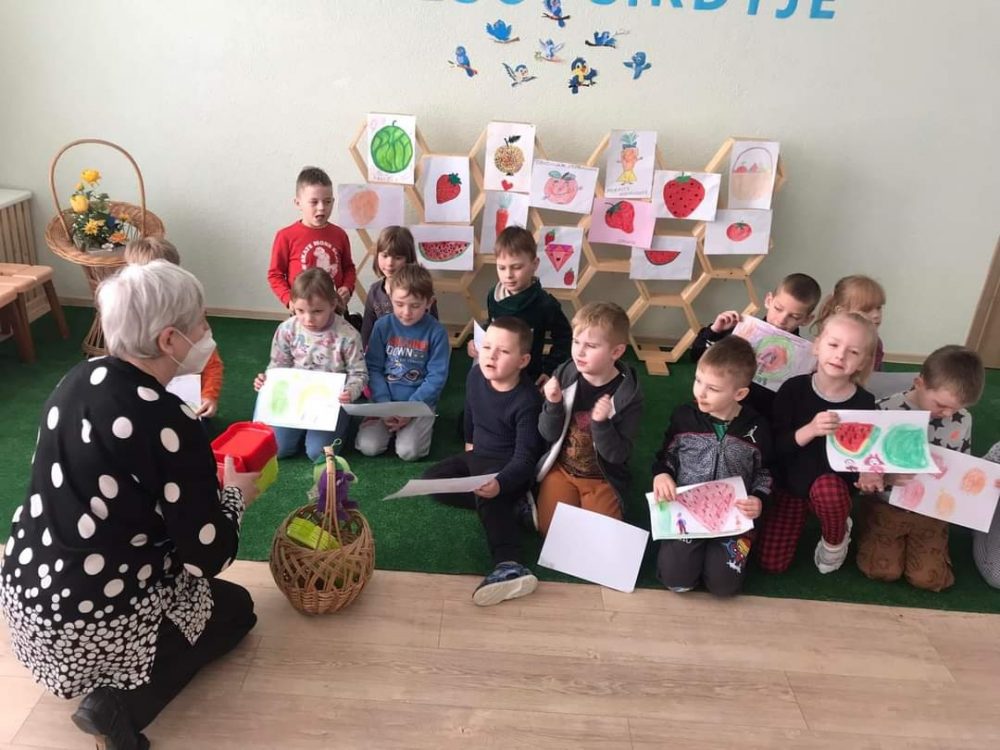 You are currently viewing Piešinių paroda – konkursas „Mano mylimiausias vaisius ar daržovė“