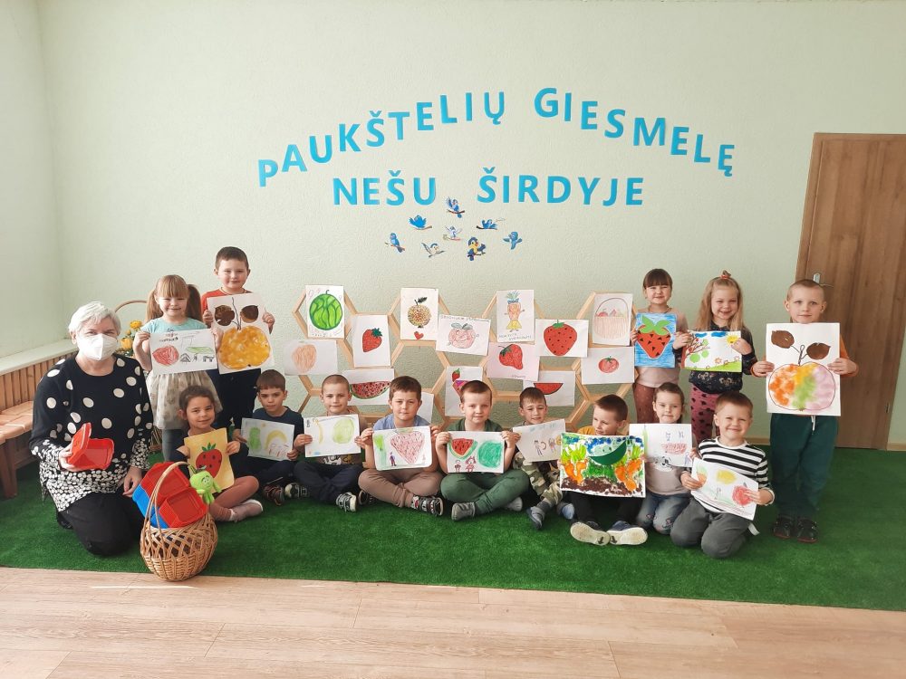 You are currently viewing Piešinių paroda – konkursas „Mano mylimiausias vaisius ar daržovė“