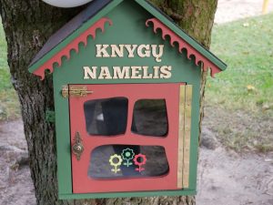 Read more about the article Lauko biblioteka „Knygų namelis“