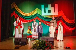 Read more about the article Šeduvos lopšelio-darželio ugdytiniai ir jų tėveliai šventinio renginio dalyviai.
