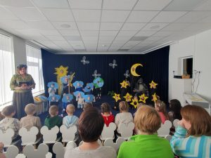 Read more about the article TEATRO FESTIVALIS „Į ŽALIĄ PASAKĄ ATVERKIM VARTELIUS“