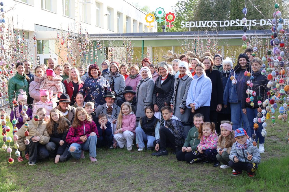 You are currently viewing Velykinių medelių sodo edukacinėje erdvėje skambėjo Radviliškio kultūros centro folkloro ansamblio “Aidija” lietuvių liaudies dainos, šokiai, žaidimai-rateliai