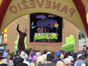 Read more about the article Panevėžio lėlių vežimo teatro spektaklis „Su sraige aplink pasaulį“